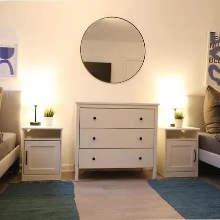 Home4stays - Apartmenthaus In *